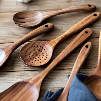 Ustensiles-de-cuisine-en-bois-ensemble